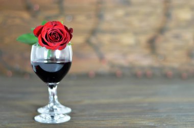 Gül ve kırmızı şaraplı Sevgililer Günün kutlu olsun. 