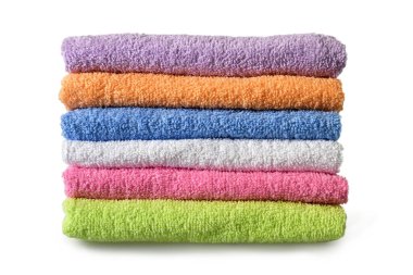 Beyaz arka planda izole edilmiş parlak banyo havluları