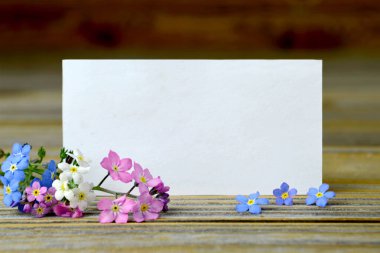 Hoş bahar çiçekleriyle dolu boş bir tebrik kartı.