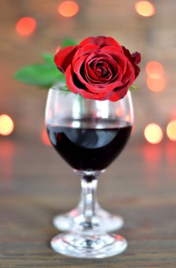 Sevgililer Günü gülü ve ahşap arka planda şarap