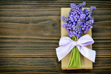 Tahta arka planda çiçeklerle Babalar Günü hediyesi.