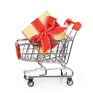 Paketli alışveriş arabası beyaz arka planda izole edilmiş.