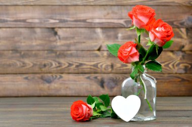 Kırmızı güllü ve yürekli anneler günü kartın kutlu olsun.