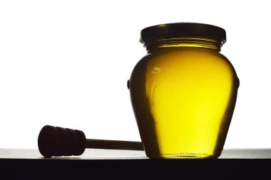 Bal kavanozu, beyaz arka planda izole edilmiş ahşap bal kovanı.