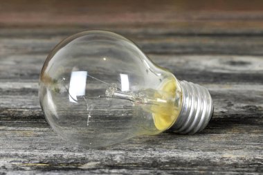 Eski ahşap arka planda ampul