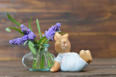 Vazoda çiçekli sevimli oyuncak tavşan. Paskalya kartı