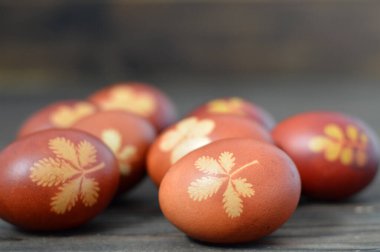 Masada kırmızı ve kahverengi paskalya yumurtaları var.