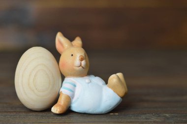 Paskalya ahşap yumurtası ve tavşan heykeli 