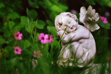 Koruyucu meleğin çimenlerde uyumasına yakın.         