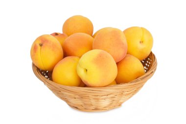 Beyaz arkaplanda izole edilmiş kayısı kasesi                     