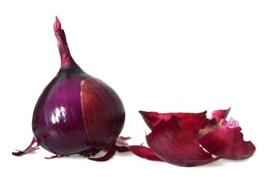 Beyaz arka plan üzerinde izole soyulmuş kırmızı soğan