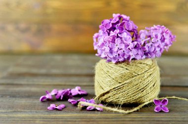 Babalar Günü ve Anneler Günü kartı. Üzerinde leylak çiçekleri var.