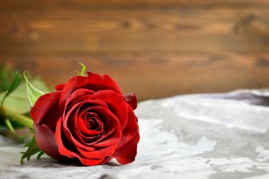 Kırmızı gül ve beyaz dantelli Sevgililer Günün kutlu olsun. 