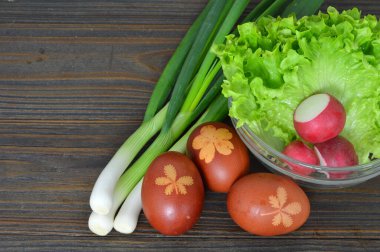 Ahşap zemin üzerinde fotokopi alanı olan Paskalya yemeği