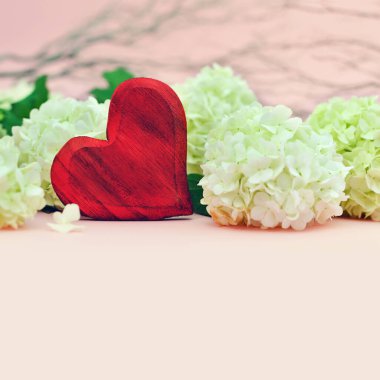 Sevgililer Günü arkaplanı kırmızı kalp, çiçekler ve kopyalama alanı  