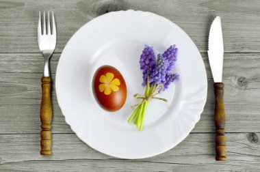 Bahar masası dekorasyonu, Paskalya masa dekorasyonu boyalı yumurta ve muscari çiçekleri.