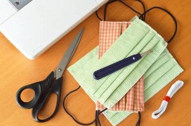 Koruyucu pamuk tıbbi maske dikiyorum. El yapımı koruyucu yüz maskeleri 