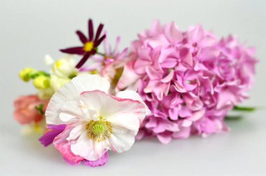 Pembe çiçekli mutlu yıldönümü kartı 