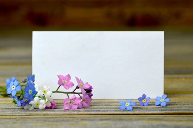 Çiçeklerle değil, aşkla dolu boş tebrik kartı.