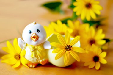 Paskalya kartı, içinde oyuncak tavuk süslemeleri ve çiçekler var. 