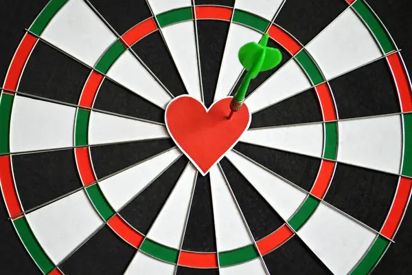 Dart oklu dart tahtası. Dart hedefi vuruyor.