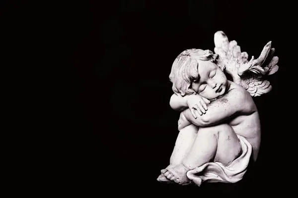 Siyah arka planda uyuyan melek figürü