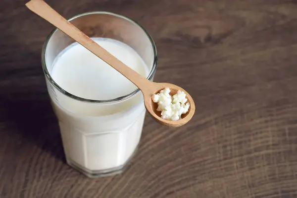 Kefir taneleri ve kefir içeceği ahşap arka planda