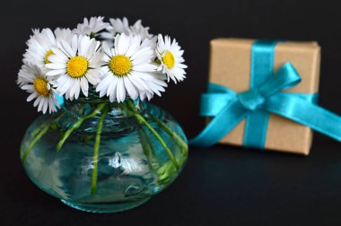 Doğum günü hediyesi ve çiçekler 