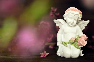 Melek melek bahar çiçeklerini tutuyor 