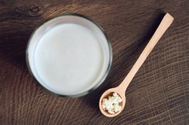 Kefir taneleri ve kefir içeceklerinin en üst görüntüsü  