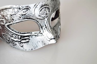 Açık arkaplanda klasik gümüş karnaval maskesi