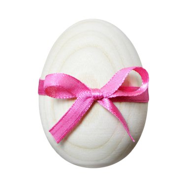 Beyaz arka planda pembe kurdeleli Paskalya yumurtası