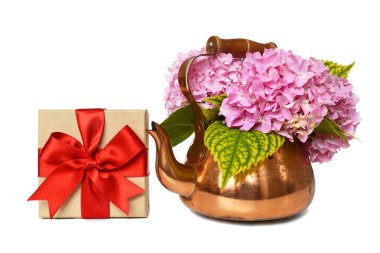 Anneler Günü hediyesi ve bakır çaydanlıktaki çiçekler beyaz arka planda izole edilmiş.