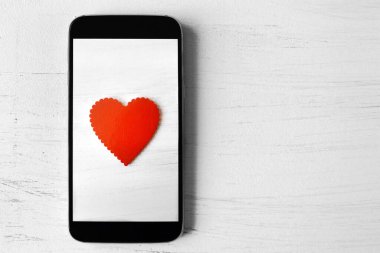 ekranda mobil uygulamalı kalp. Sevgililer Günü arkaplanı