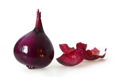 Beyaz arka plan üzerinde izole soyulmuş kırmızı soğan