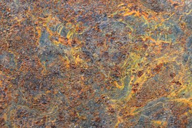 Çizik ve çatlaklarla paslı metal doku.