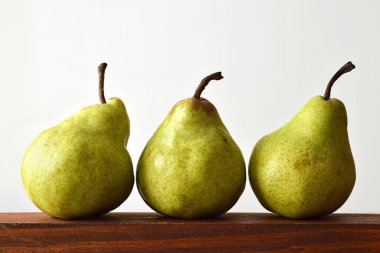 Beyaz arka planda olgun armutlar, sağlıklı yiyecekler.