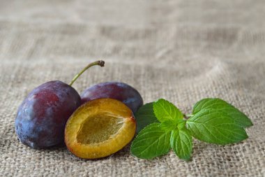 Taze erikler ve arkaplanda nane yaprakları.