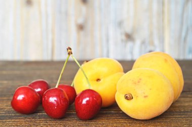 Tahtada taze kiraz ve kayısı. 