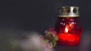 Koyu arkaplanda fotokopi alanı ile mum yakılıyor. Sempati kartı.