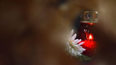 Koyu arkaplanlı adak mumu ve fotokopi alanı. Başınız sağ olsun..