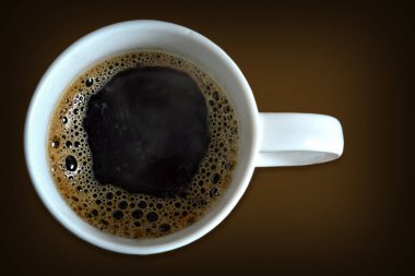 Siyah bir fincanda koyu kahve.