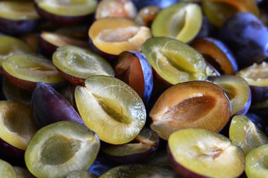 Taze erik dilimlerini kapatın.  