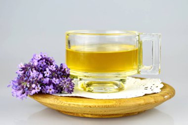 Cam bardakta taze çiçekli lavanta çayı.