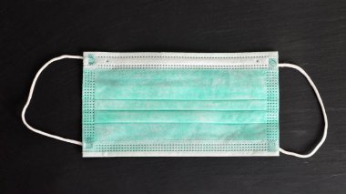 Siyah arka planda tıbbi yüz maskesi