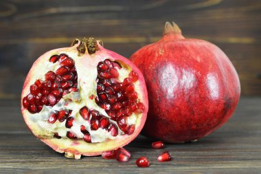 ahşap arka plan üzerinde olgun kırmızı nar