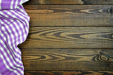 Tahta masada mor kareli peçete