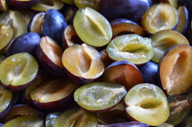 Taze ve olgun erik dilimleri arka planda 