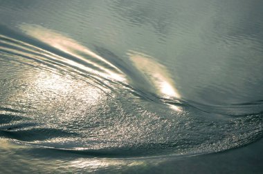 Dalgalanma ve güneş yansıması olan su yüzeyi 