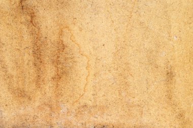 Eski ahşap yüzeyde ıslak lekeler